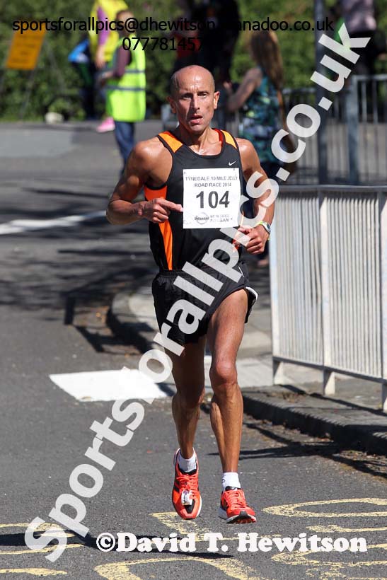 ian Crampton 2nd in the Tynedale 10 Mile Jelly Road Race. Photo: David T. Hewitson/Sports for All Pics